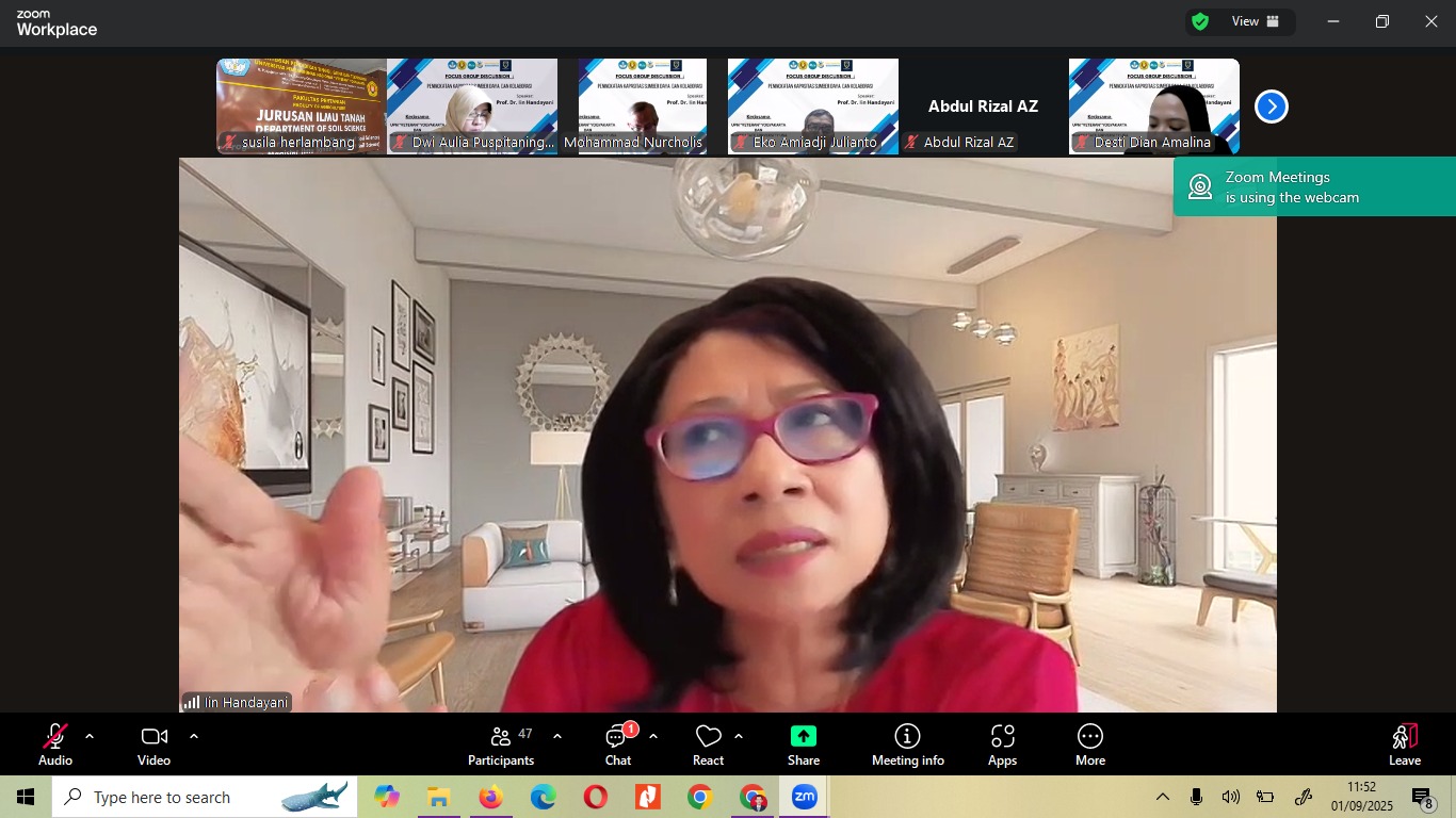 Gambar 1. Prof. Iin Handayani (Murray State University, AS) saat memaparkan materi dalam FGD