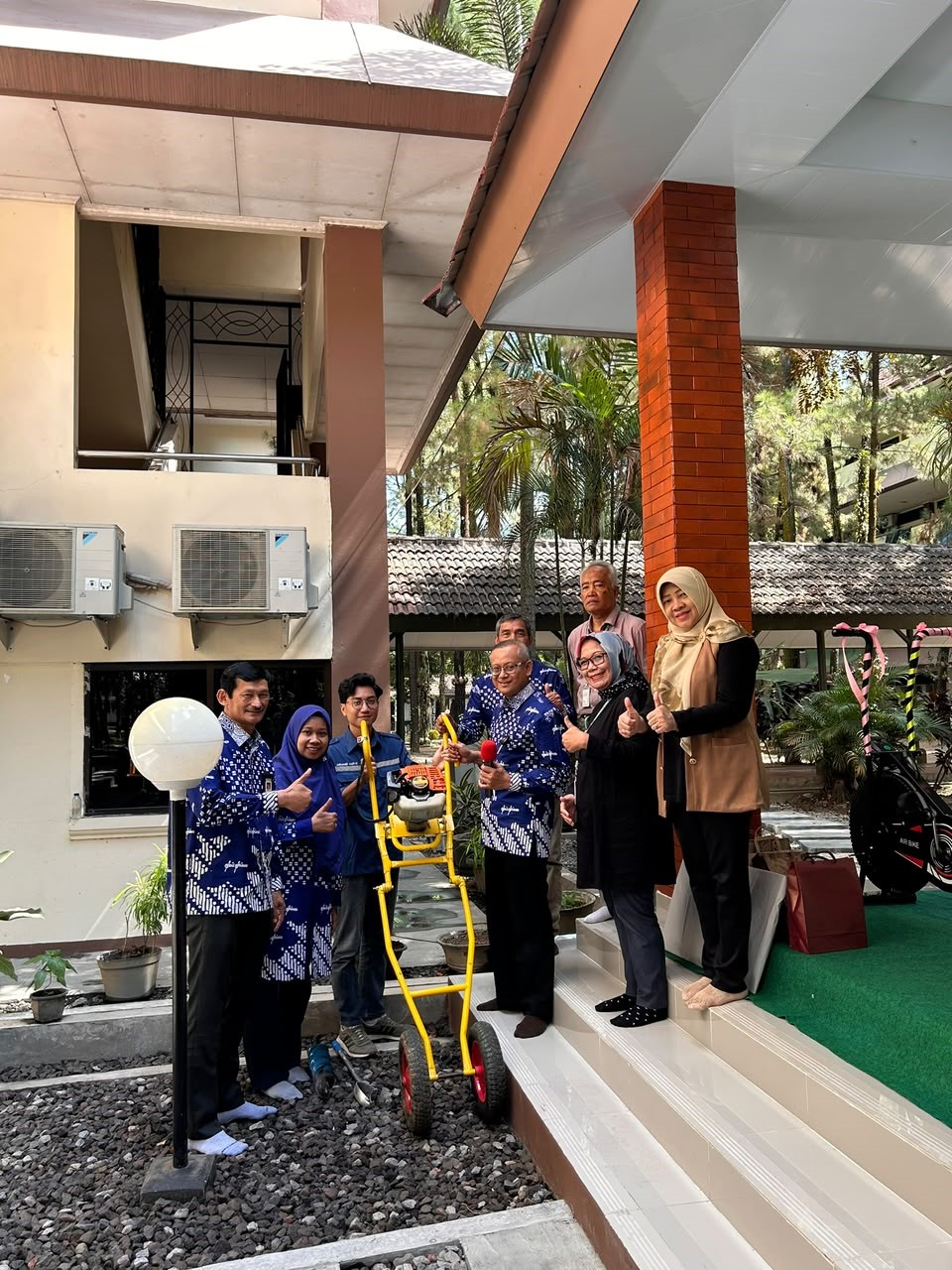 Penyerahan traktor bor tanah